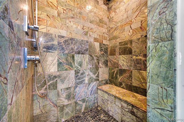 33528 Rhonswood Street, Farmington Hills, MI 48335