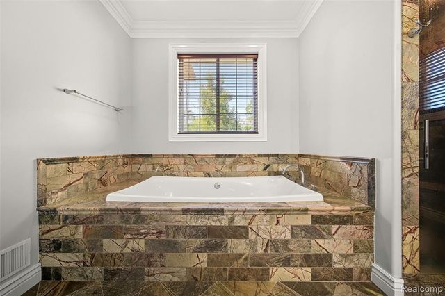 33528 Rhonswood Street, Farmington Hills, MI 48335