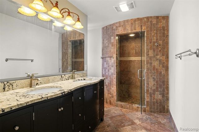 33528 Rhonswood Street, Farmington Hills, MI 48335