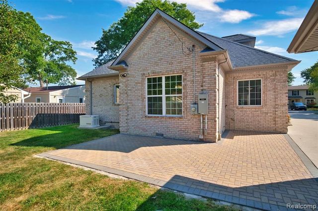 33528 Rhonswood Street, Farmington Hills, MI 48335