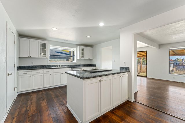 3046 Crystal Mountain Avenue, Medford, OR 97504