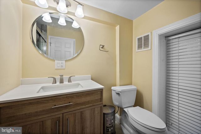 338 N CHARLES ST, Baltimore, MD 21201