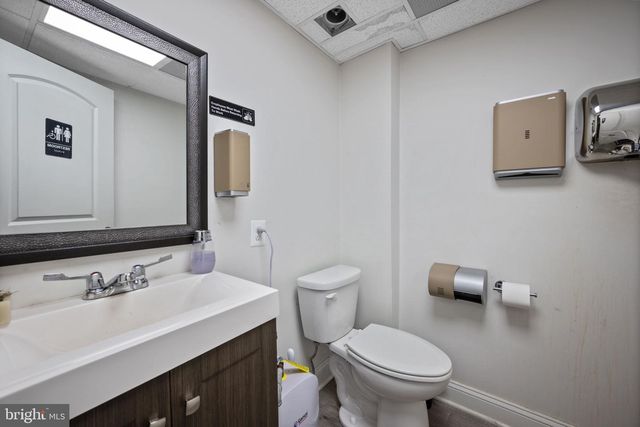 338 N CHARLES ST, Baltimore, MD 21201