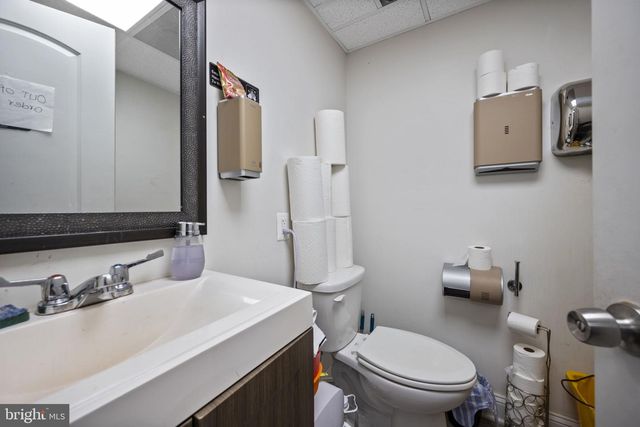 338 N CHARLES ST, Baltimore, MD 21201