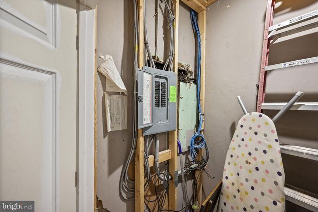 338 N CHARLES ST, Baltimore, MD 21201