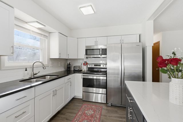 3048 Camelot Circle, Woodbury, MN 55125