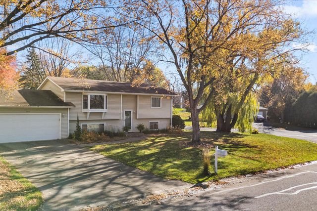 3048 Camelot Circle, Woodbury, MN 55125