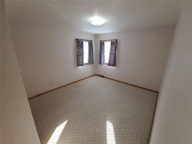 915 E 2nd Street, Vinton, IA 52349