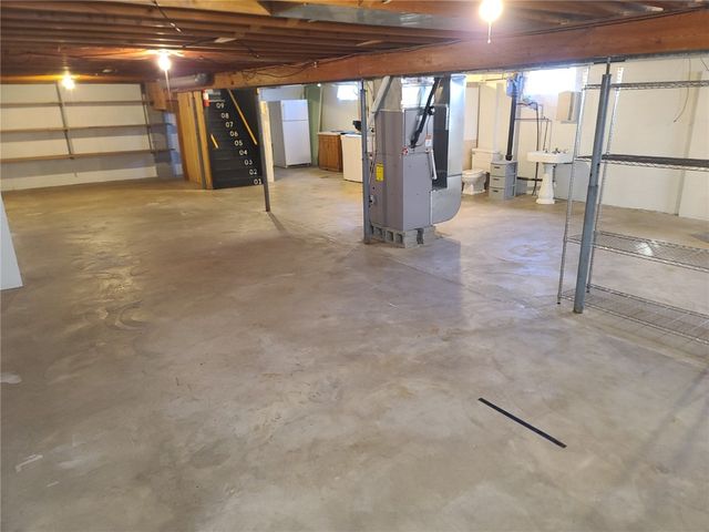 915 E 2nd Street, Vinton, IA 52349