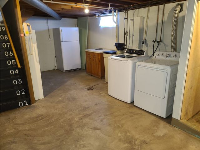 915 E 2nd Street, Vinton, IA 52349