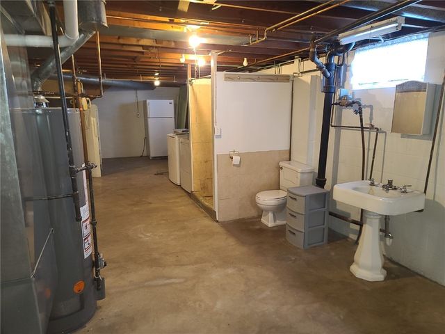 915 E 2nd Street, Vinton, IA 52349