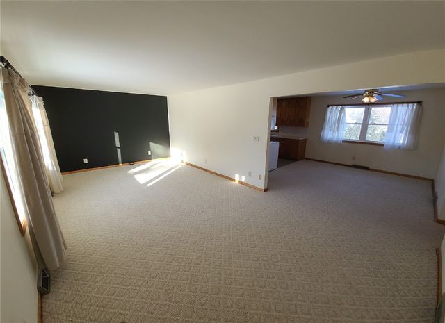 915 E 2nd Street, Vinton, IA 52349