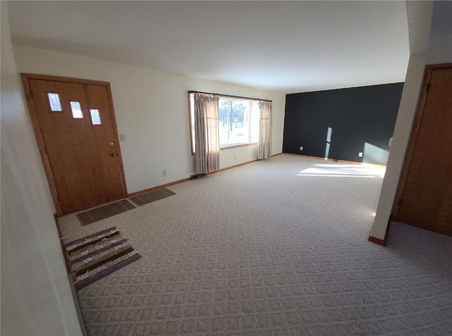 915 E 2nd Street, Vinton, IA 52349