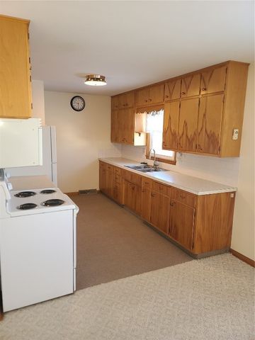 915 E 2nd Street, Vinton, IA 52349