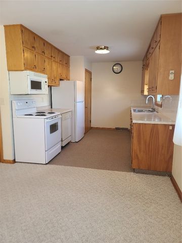 915 E 2nd Street, Vinton, IA 52349