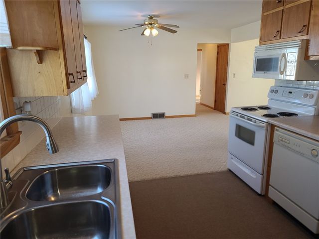 915 E 2nd Street, Vinton, IA 52349