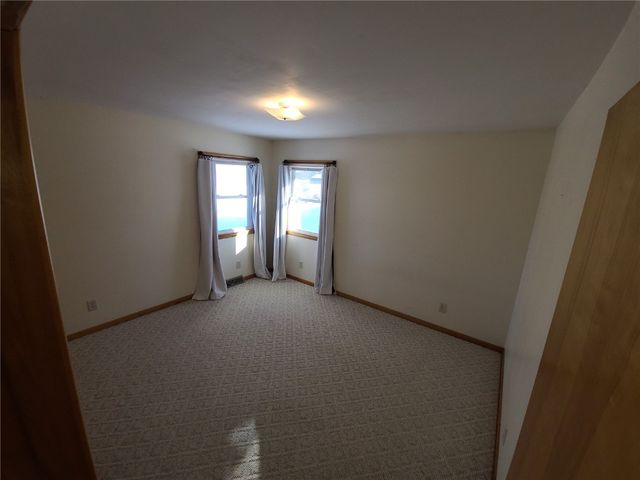 915 E 2nd Street, Vinton, IA 52349