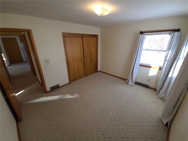 915 E 2nd Street, Vinton, IA 52349