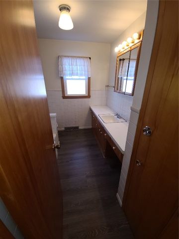 915 E 2nd Street, Vinton, IA 52349