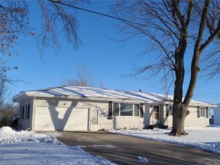 915 E 2nd Street, Vinton, IA 52349