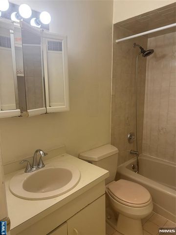33 Canterbury Lane, New Milford, NJ 07646