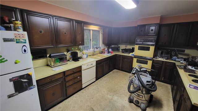 75 Rowe Drive, Cranston, RI 02921