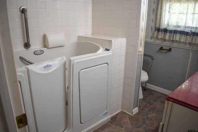 209 Ludolph St, Palestine, TX 75803