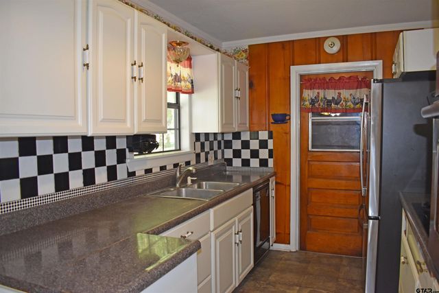 209 Ludolph St, Palestine, TX 75803