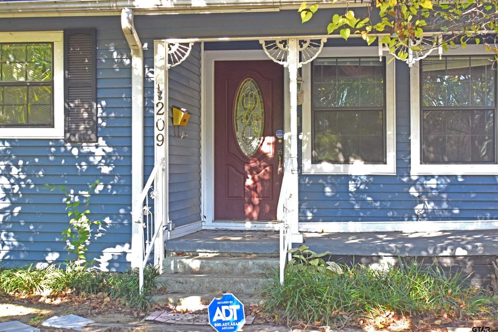 209 Ludolph St, Palestine, TX 75803