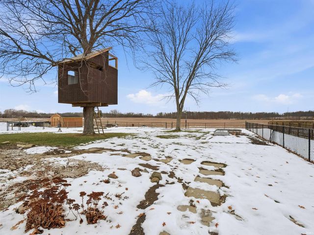 8003 Hosler Road, Leo, IN 46765