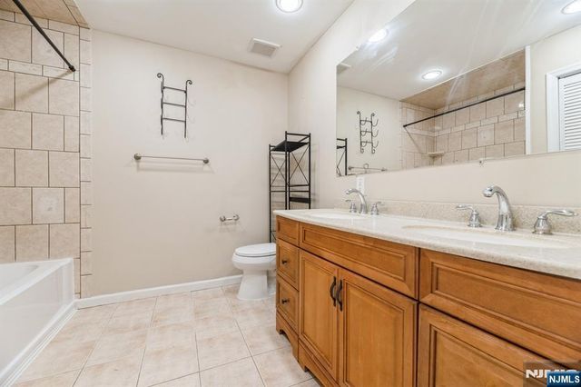 7 Sloop Square, Howell, NJ 07728