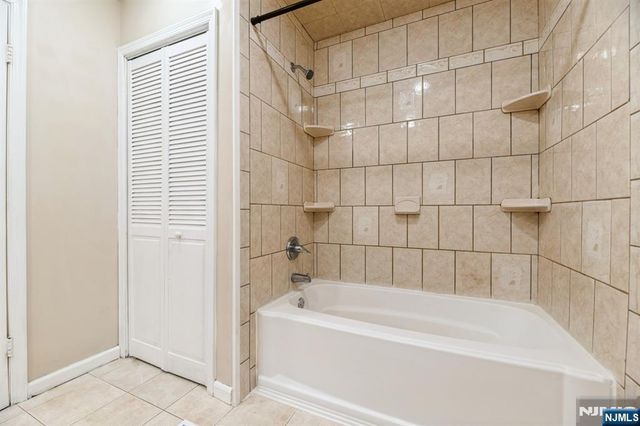 7 Sloop Square, Howell, NJ 07728