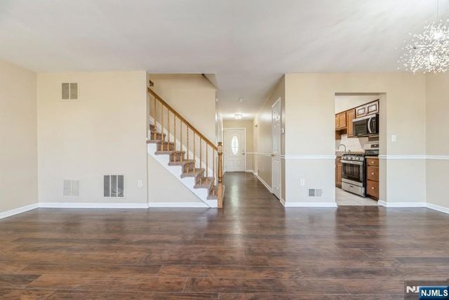 7 Sloop Square, Howell, NJ 07728