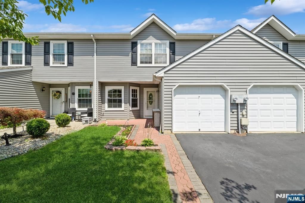 7 Sloop Square, Howell, NJ 07728