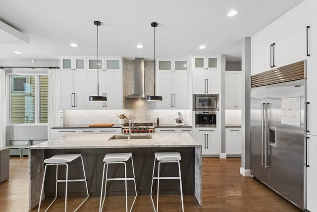 3717 N HERMITAGE Avenue, Chicago, IL 60613