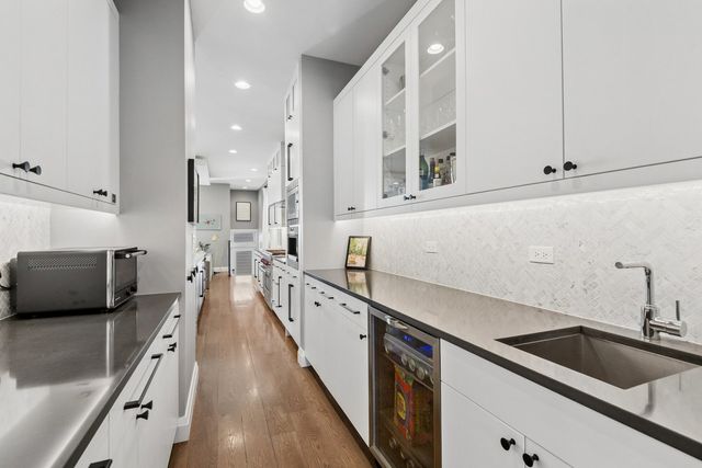 3717 N HERMITAGE Avenue, Chicago, IL 60613