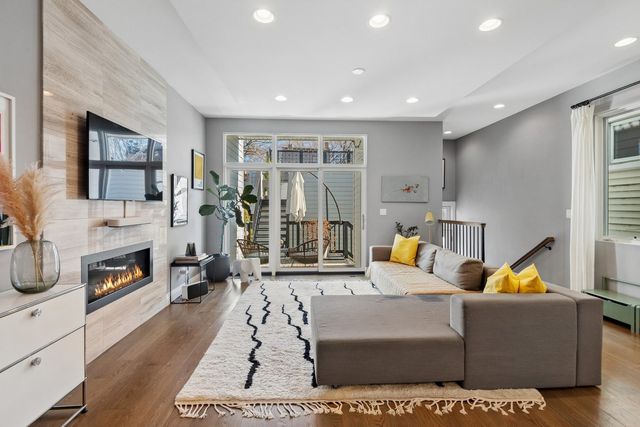 3717 N HERMITAGE Avenue, Chicago, IL 60613