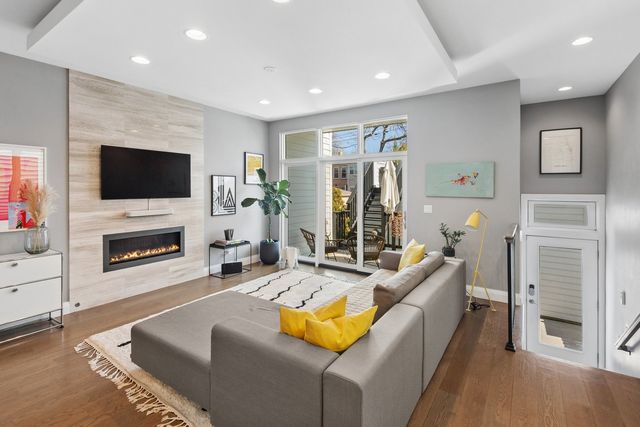 3717 N HERMITAGE Avenue, Chicago, IL 60613