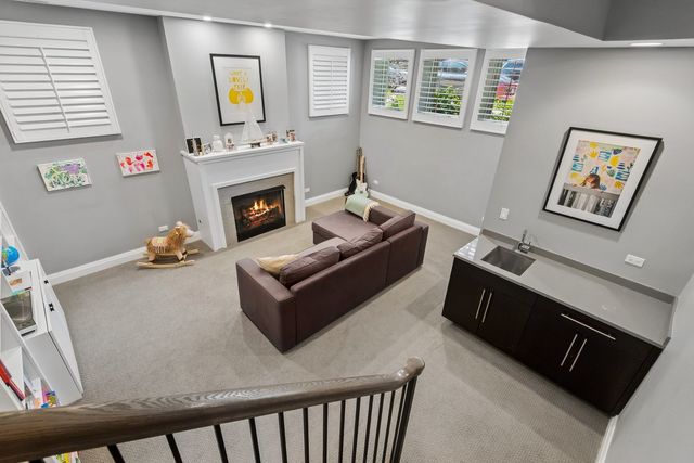 3717 N HERMITAGE Avenue, Chicago, IL 60613