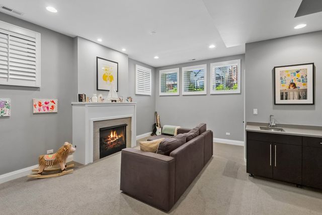 3717 N HERMITAGE Avenue, Chicago, IL 60613