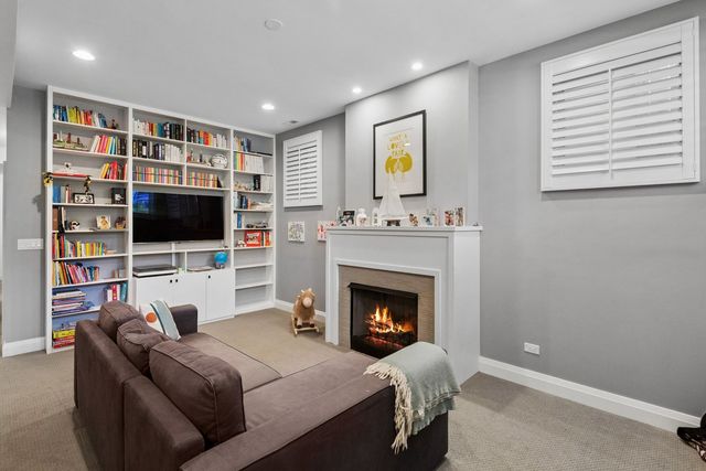 3717 N HERMITAGE Avenue, Chicago, IL 60613