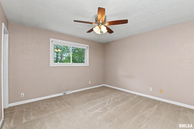 210 WHISPERING OAKS Drive, Germantown Hills, IL 61548