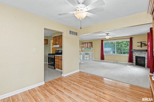 210 WHISPERING OAKS Drive, Germantown Hills, IL 61548