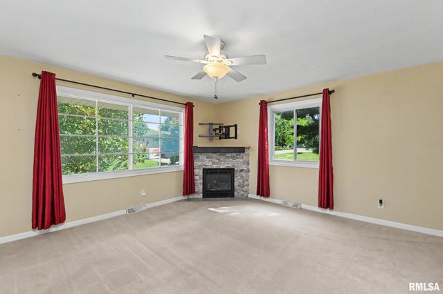 210 WHISPERING OAKS Drive, Germantown Hills, IL 61548