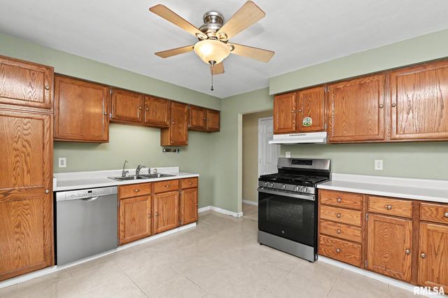 210 WHISPERING OAKS Drive, Germantown Hills, IL 61548