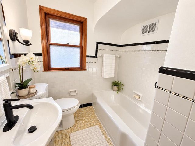 3854 E Carpenter AVENUE, Cudahy, WI 53110
