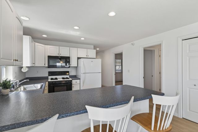 790 York St Apt 4, York, ME 03909