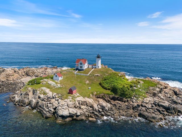 790 York St Apt 4, York, ME 03909