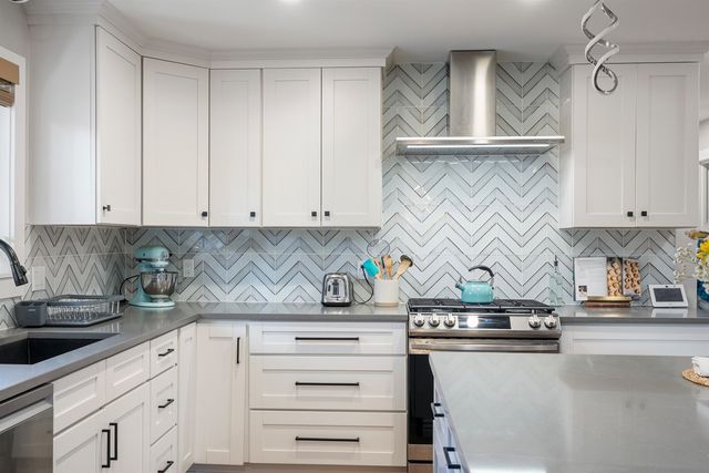 3 Robin Drive, Hudson, NH 03051