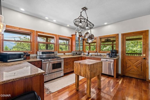 967 Scenic Trail, Gatlinburg, TN 37738